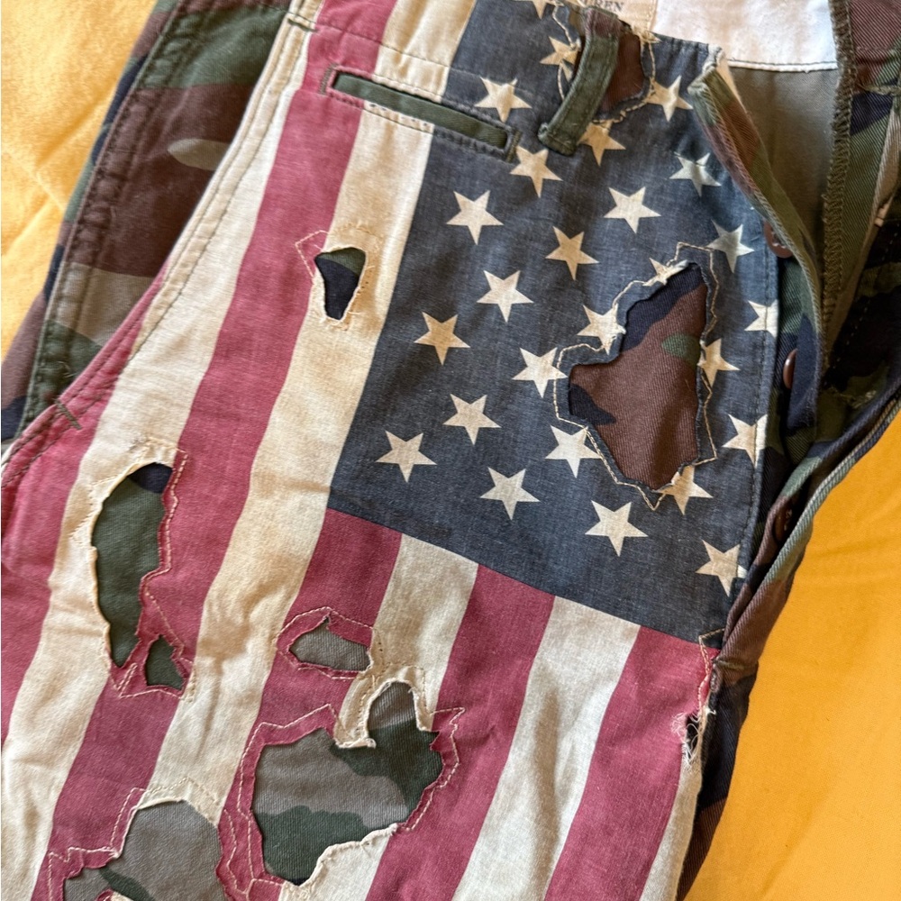Ralph Lauren Men's Camouflage  Flag Print Shorts - Picture 5 of 5